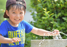 水道で遊ぶ子ども